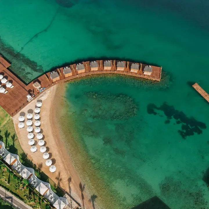Plaj, havuzlar ve aquapark